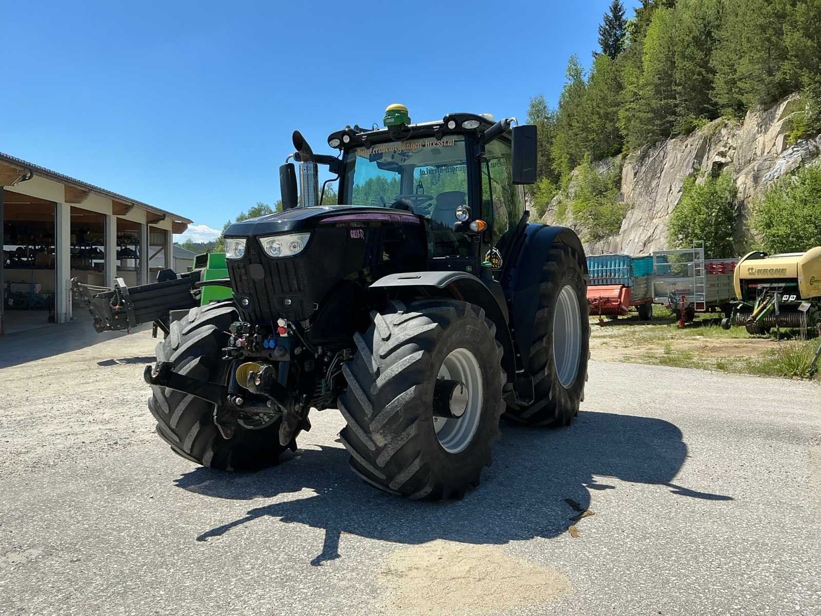 John Deere 6215 R Raupendozer auf Baustelle