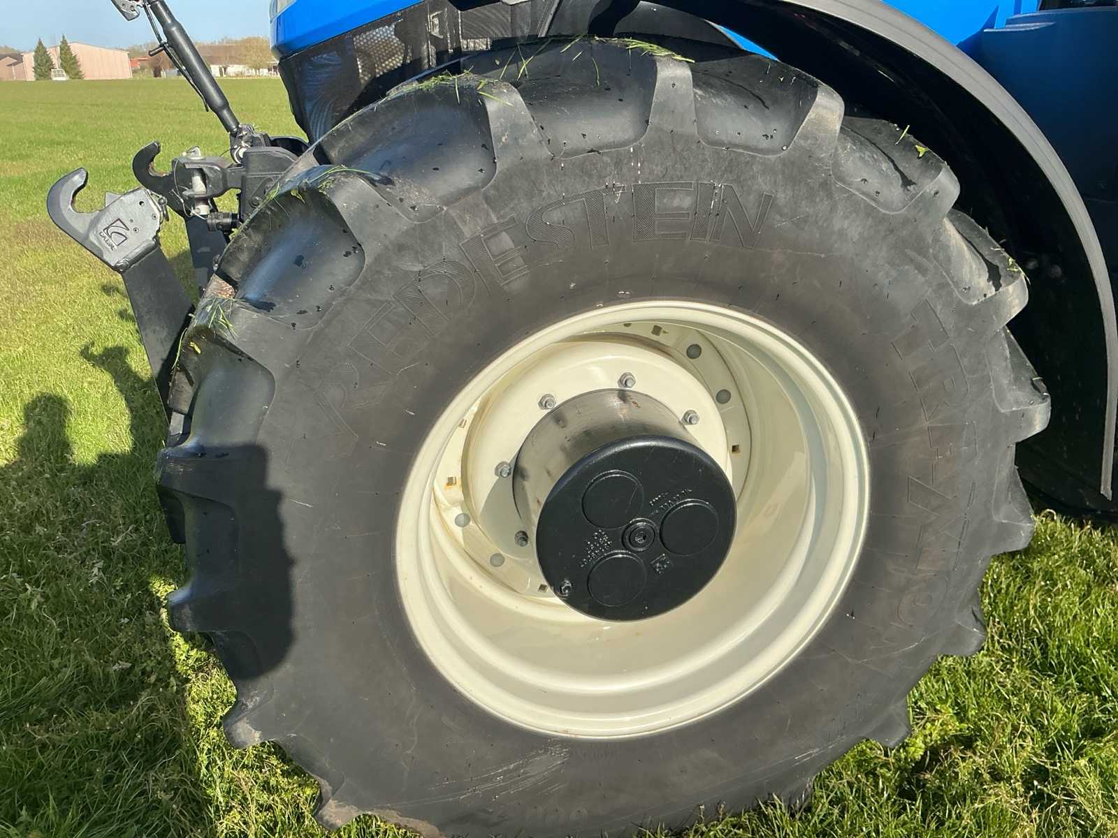 Innenraum des New Holland T7.300 zeigt Bedienelemente